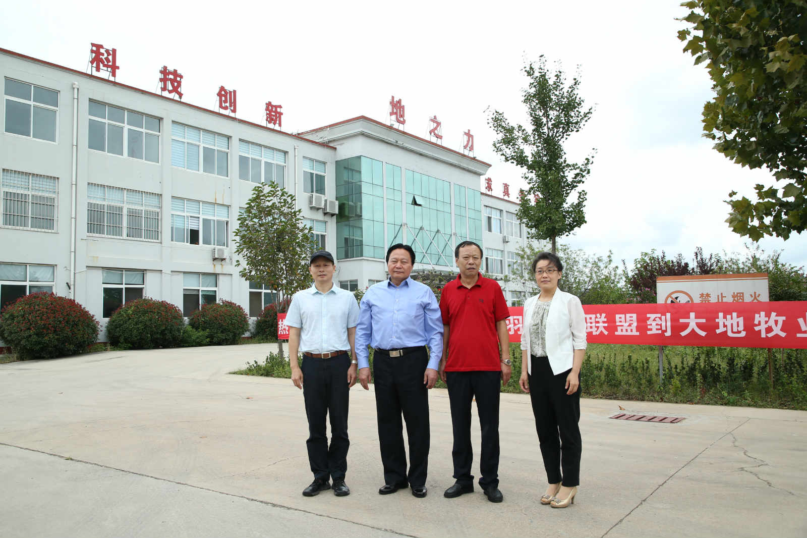 把笔墨撒向“大地” 把镜头对准企业 中国食品安全报白羽肉鸡联盟赴大地调研采访(图1) 把笔墨撒向“大地” 把镜头对准企业 中国食品安全报白羽肉鸡联盟赴大地调研采访(图1)