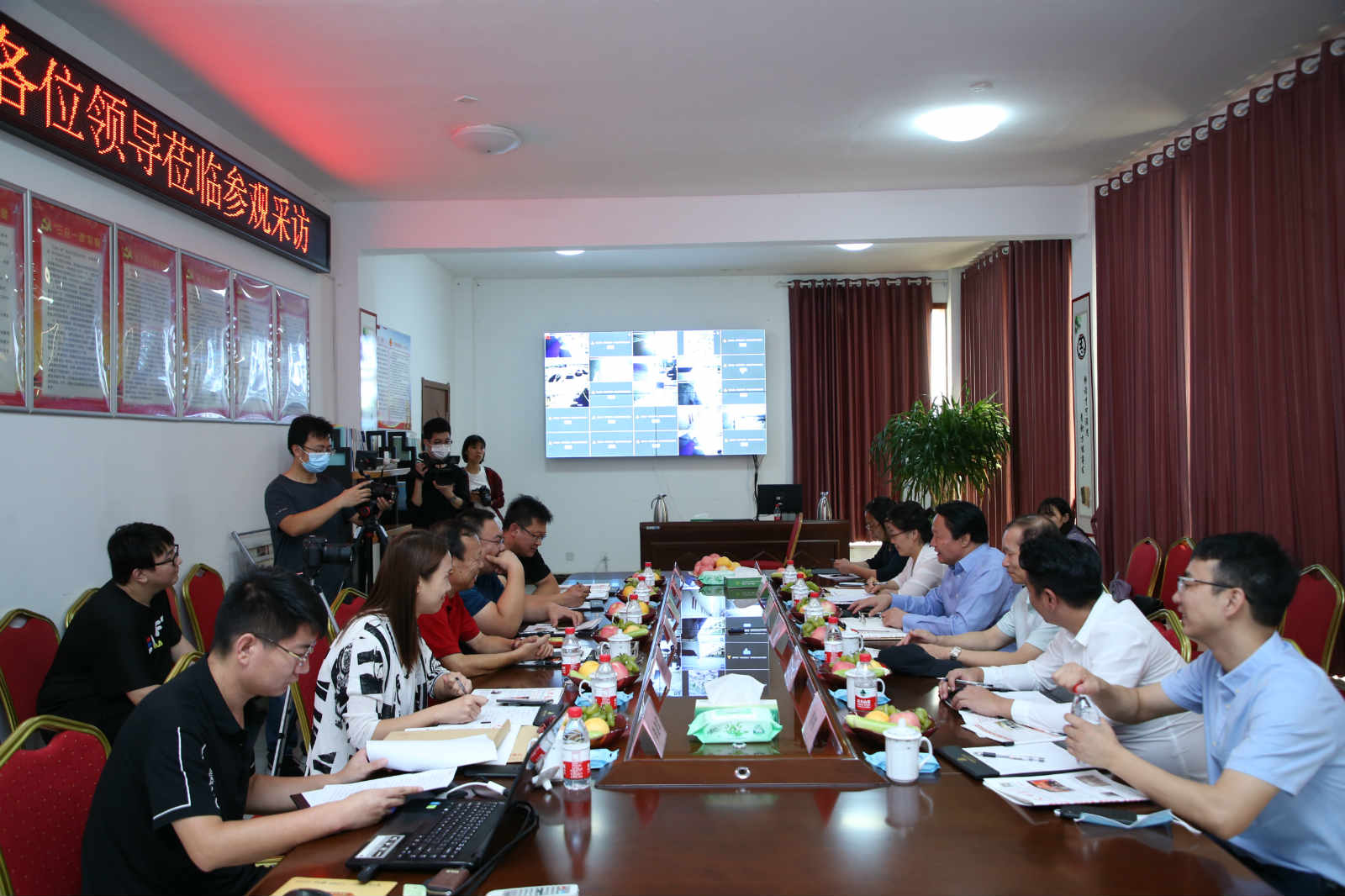 把笔墨撒向“大地” 把镜头对准企业 中国食品安全报白羽肉鸡联盟赴大地调研采访(图2) 把笔墨撒向“大地” 把镜头对准企业 中国食品安全报白羽肉鸡联盟赴大地调研采访(图2)